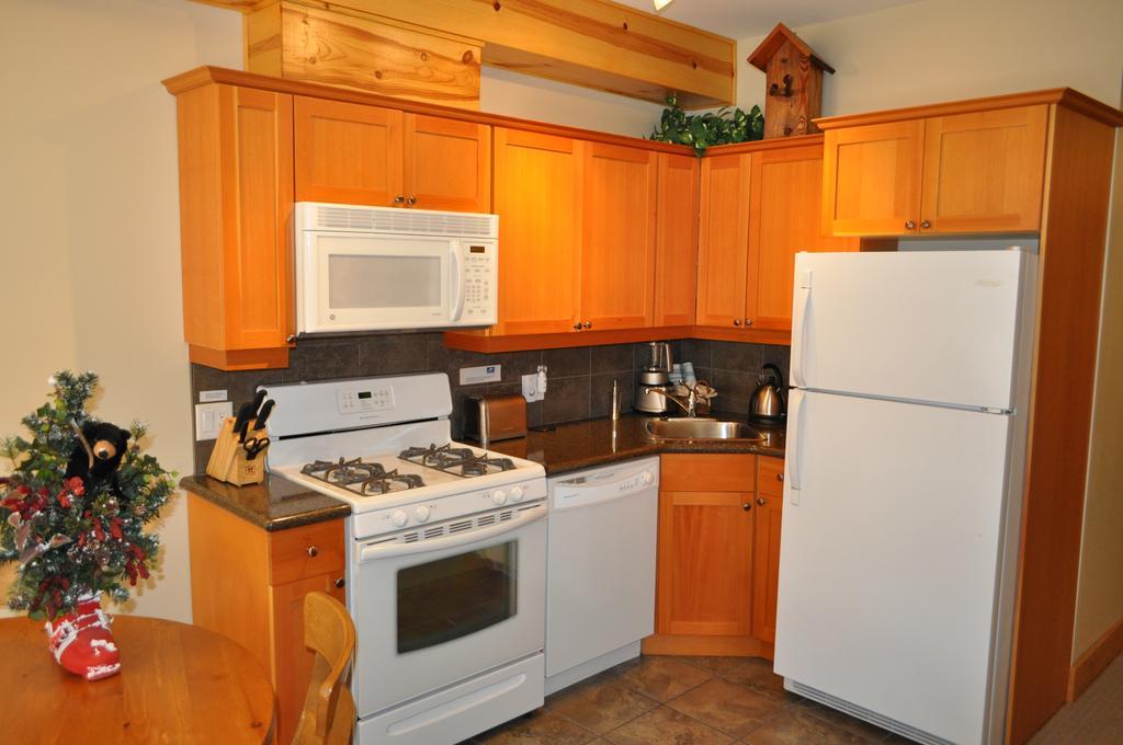 Red Mountain Village Condos Rossland Room photo
