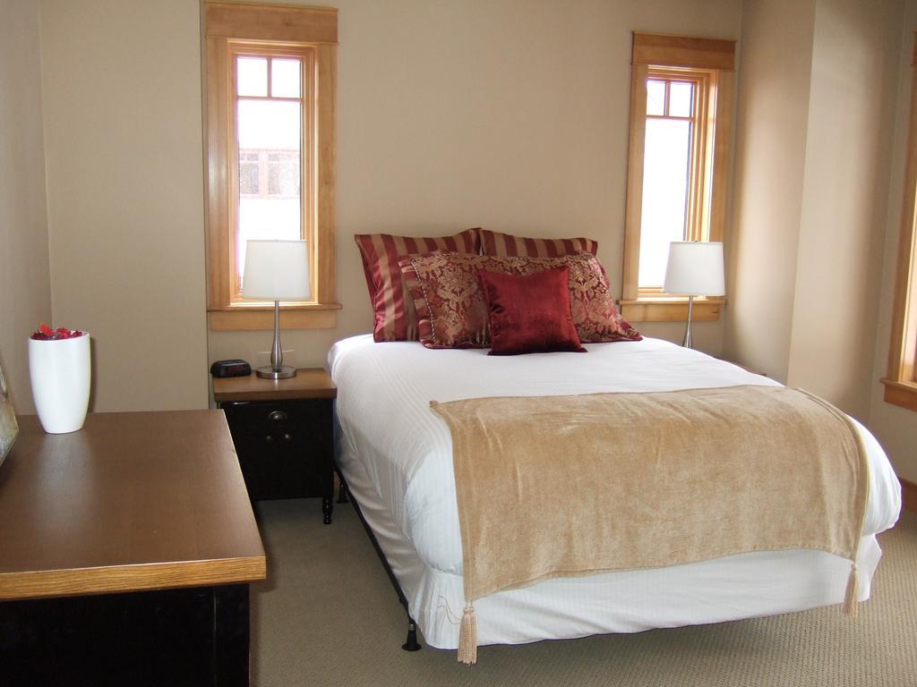 Red Mountain Village Condos Rossland Room photo