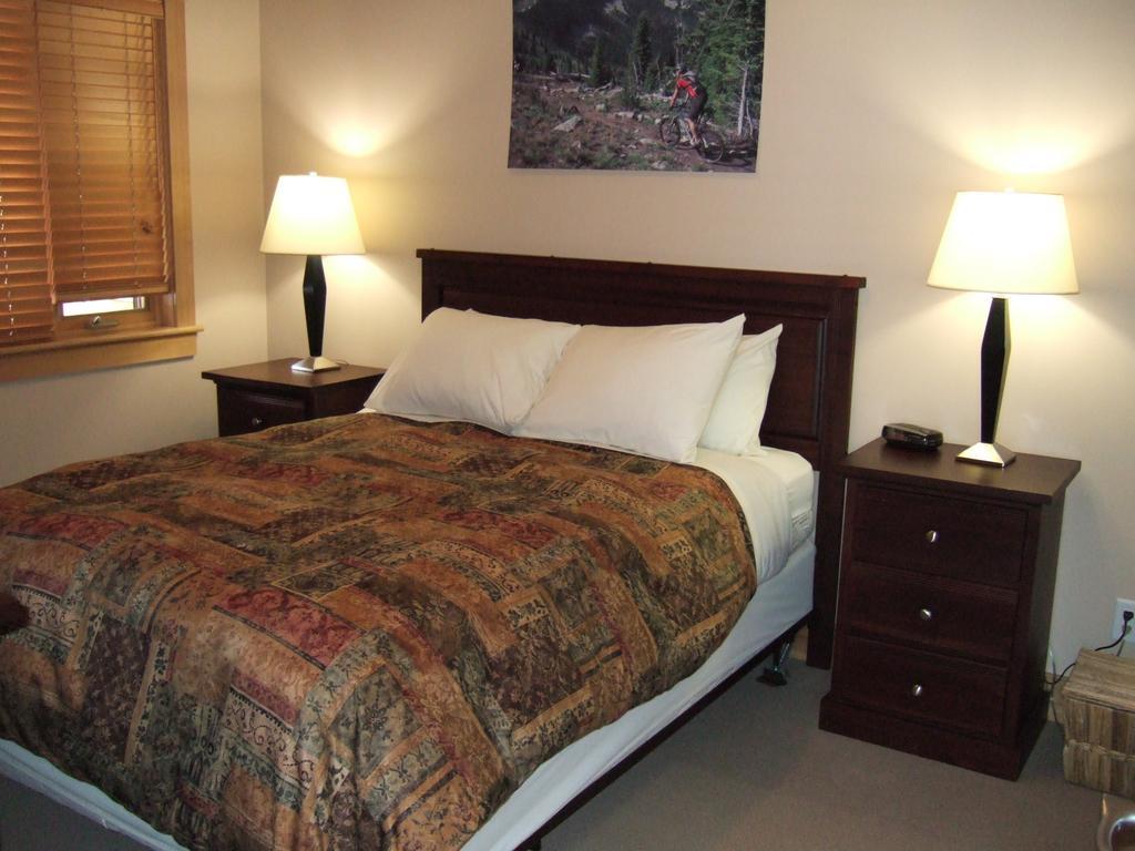 Red Mountain Village Condos Rossland Room photo