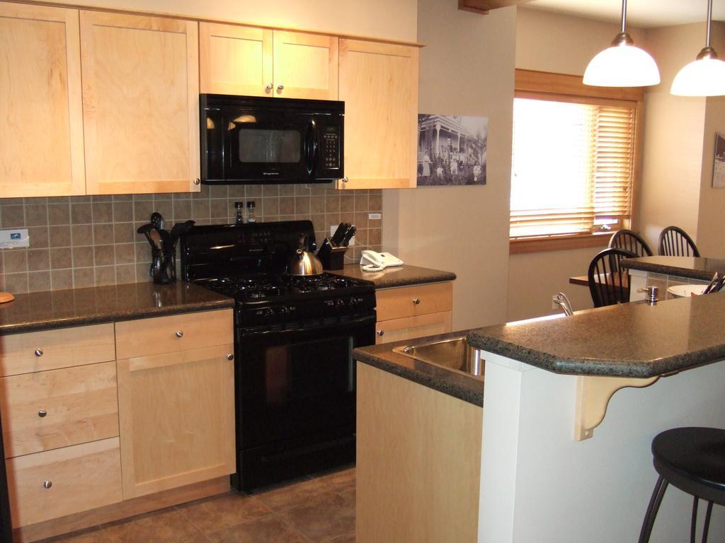 Red Mountain Village Condos Rossland Room photo