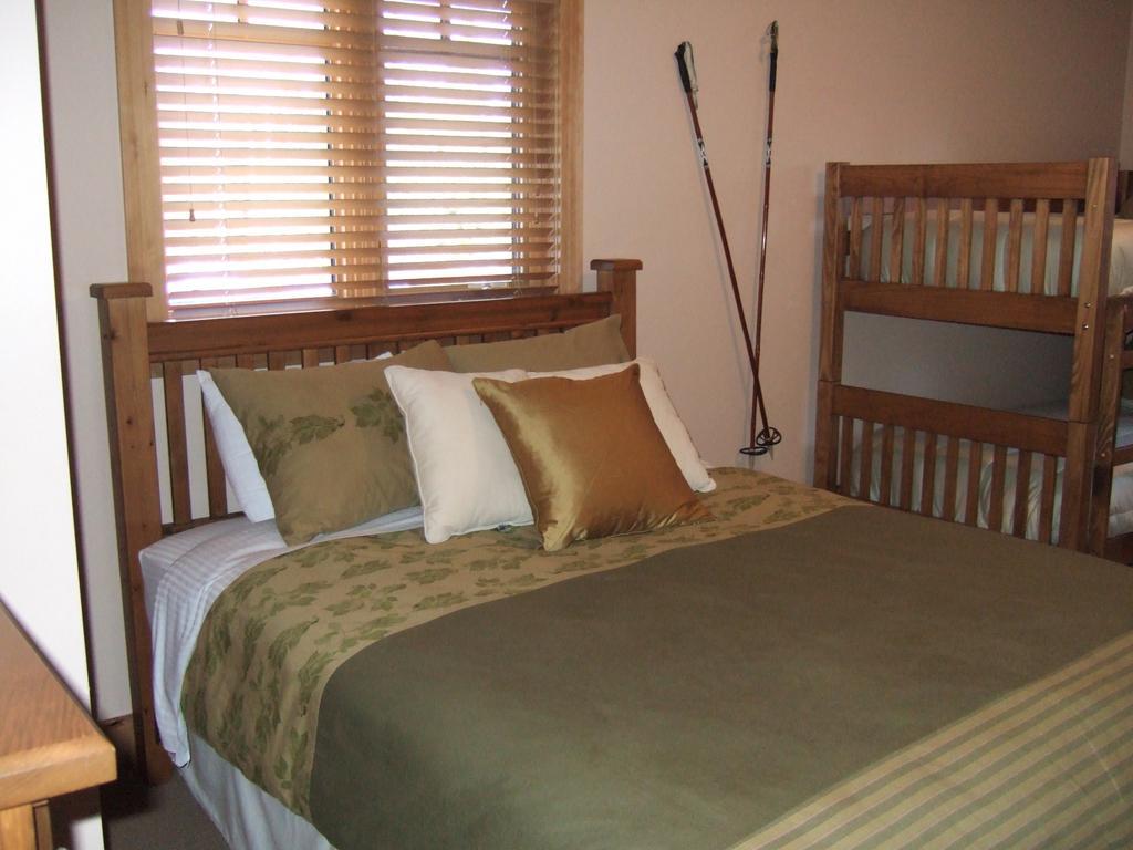 Red Mountain Village Condos Rossland Room photo